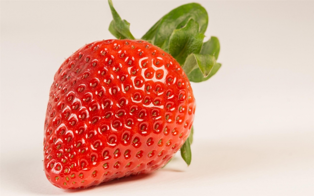 点击大图看下一张：美味的草莓高清桌面壁纸