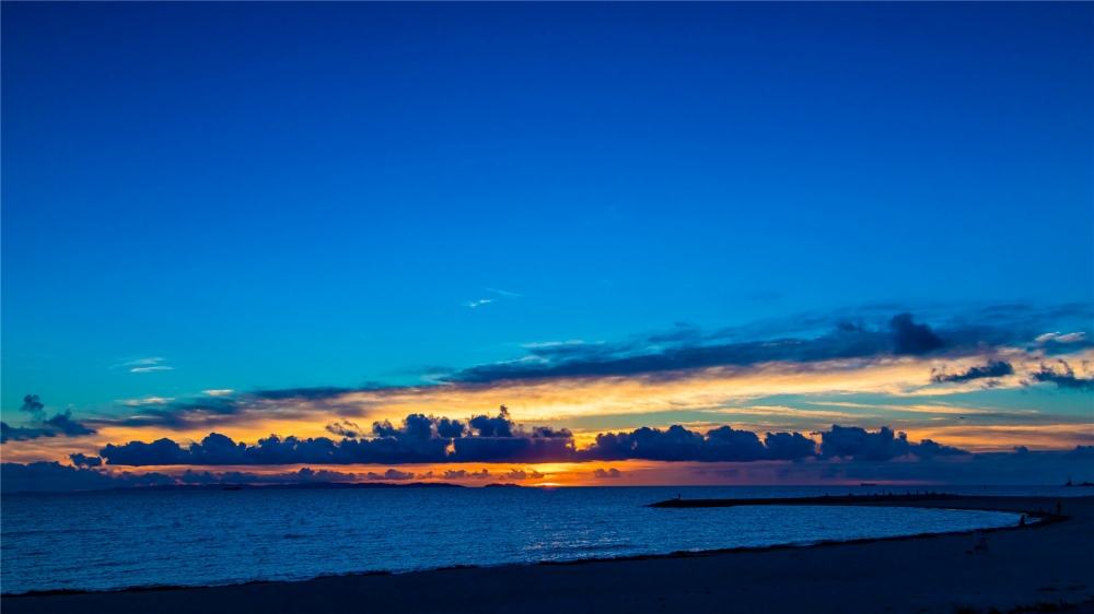 点击大图看下一张：海边落日夕阳高清桌面壁纸