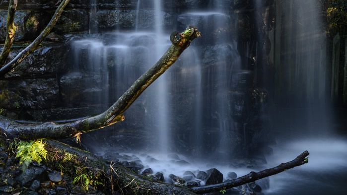点击大图看下一张：高清山涧溪流瀑布图片欣赏