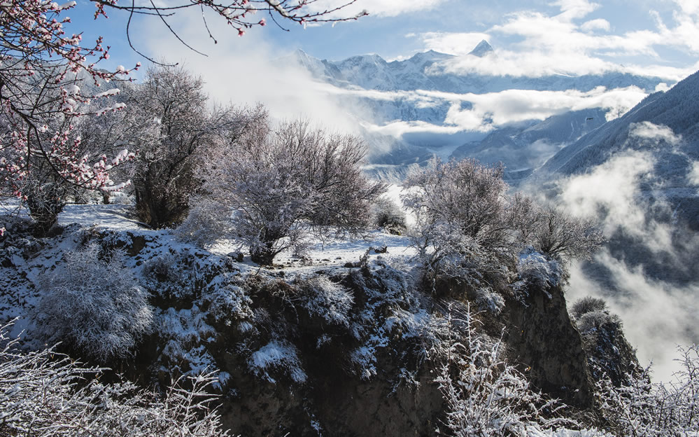 点击大图看下一张：索松村雪山雪景图片