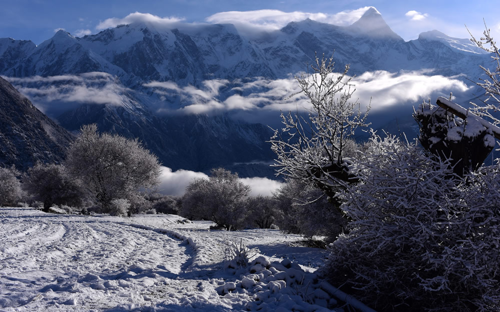 点击大图看下一张：索松村雪山雪景图片