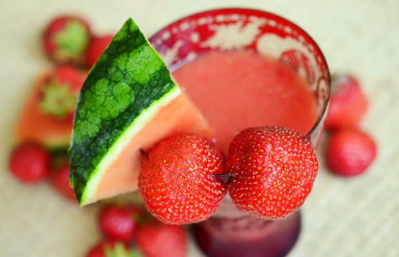 点击大图看下一张：夏日冰凉酷爽的西瓜汁图片