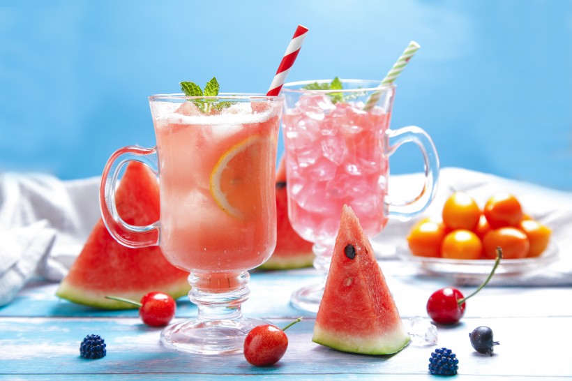 点击大图看下一张：夏日冰凉酷爽的西瓜汁图片