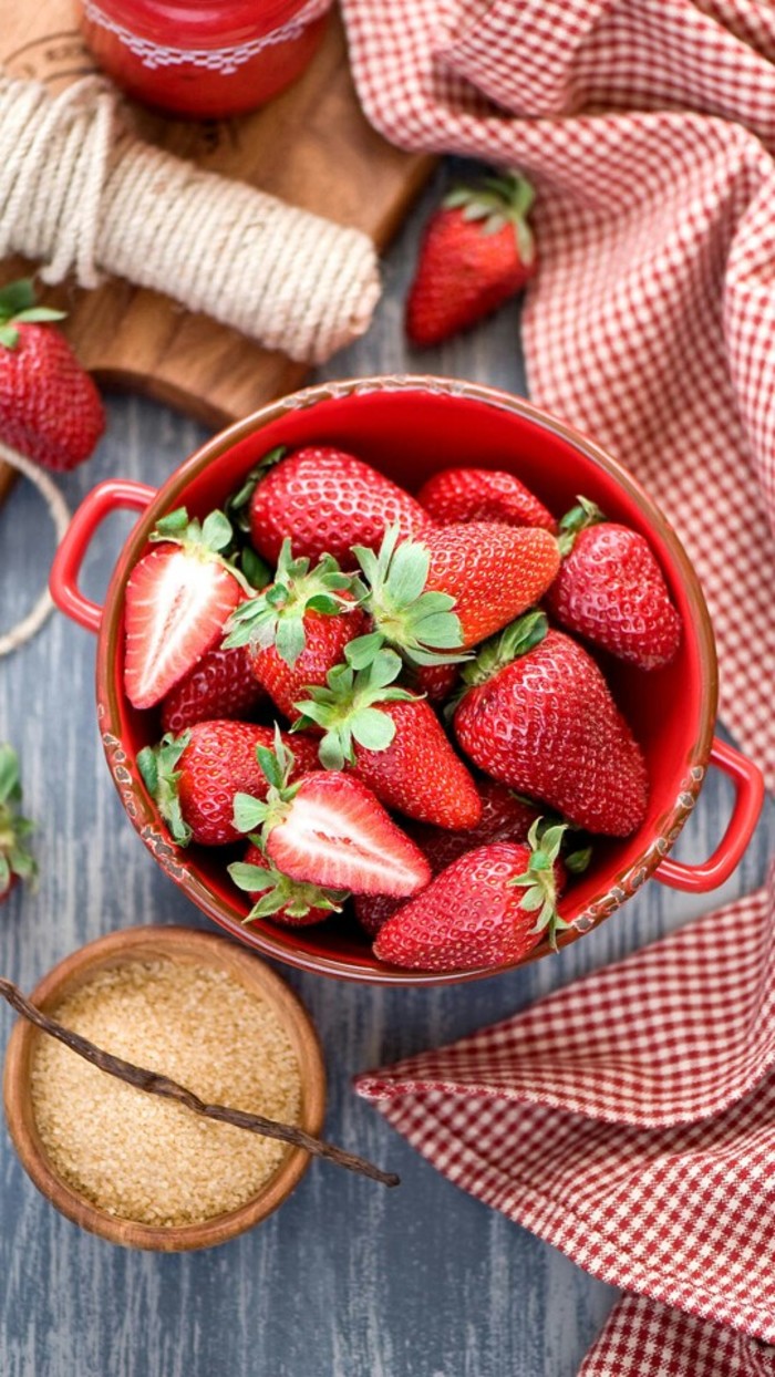 点击大图看下一张：一组又大又甜的草莓图片