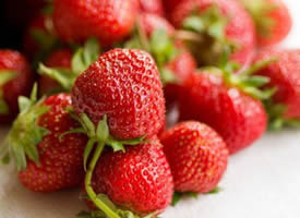 一组又大又甜的草莓图片