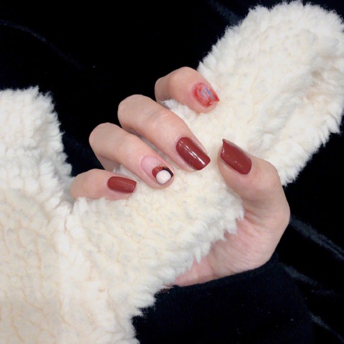点击大图看下一张：冬天要穿暖暖的衣服做美美的指甲