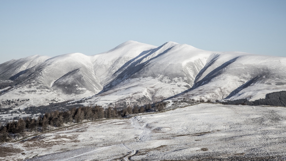 点击大图看下一张：冬季高山雪景壁纸图片欣赏