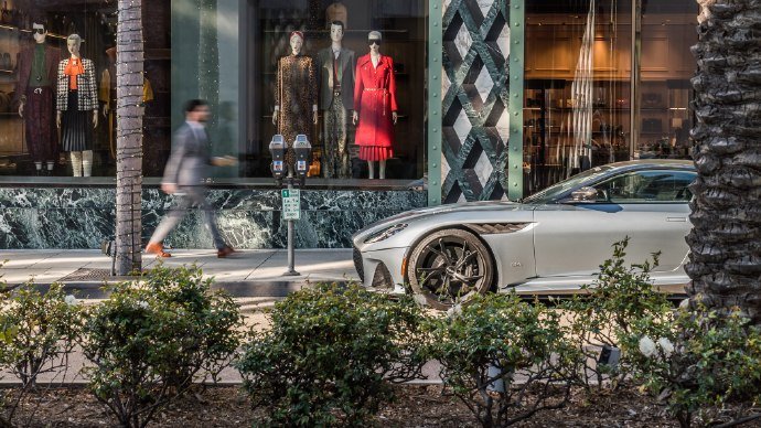 点击大图看下一张：Aston Martin DBS Superleggera街拍图片