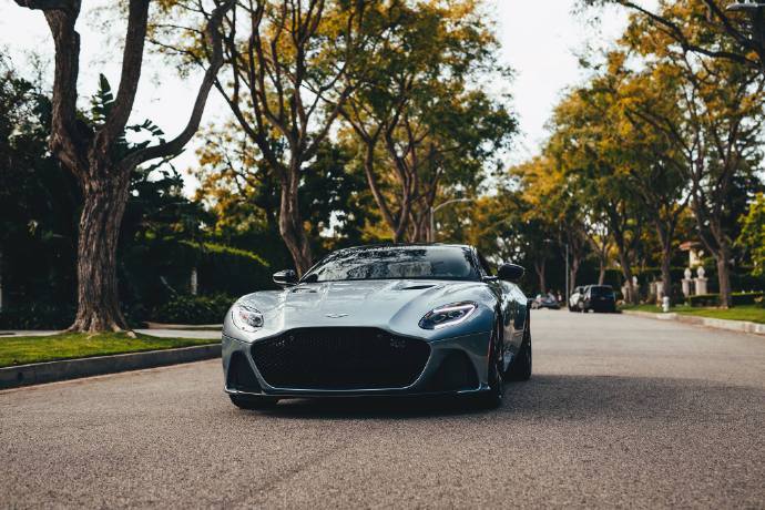 点击大图看下一张：Aston Martin DBS Superleggera街拍图片
