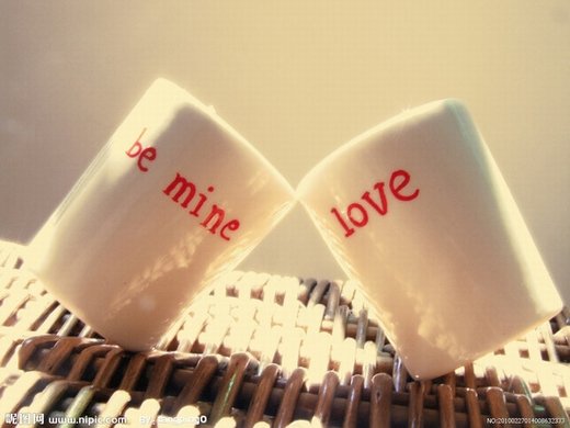 点击大图看下一张：一组象征爱情的情侣杯子图片