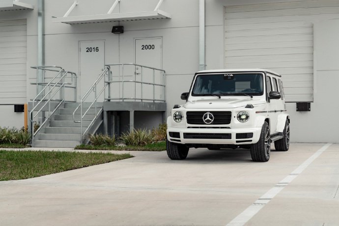 点击大图看下一张：Mercedes-Benz G550，白色够个性