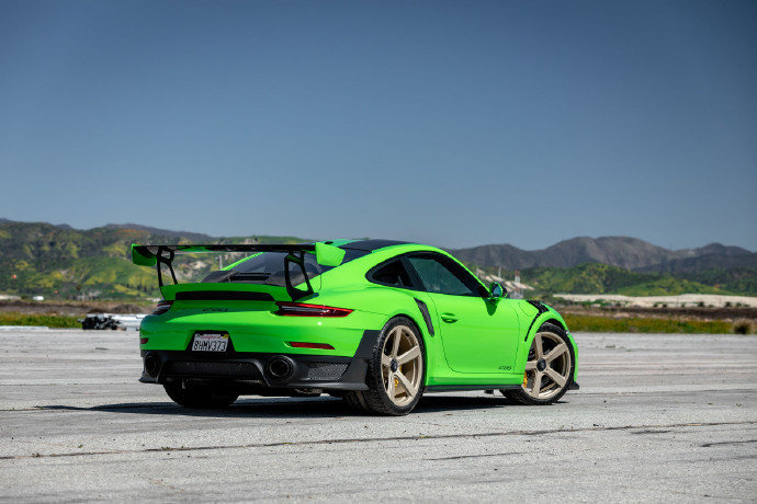 点击大图看下一张：保时捷 911 GT2 RS 这颜色太耀眼了