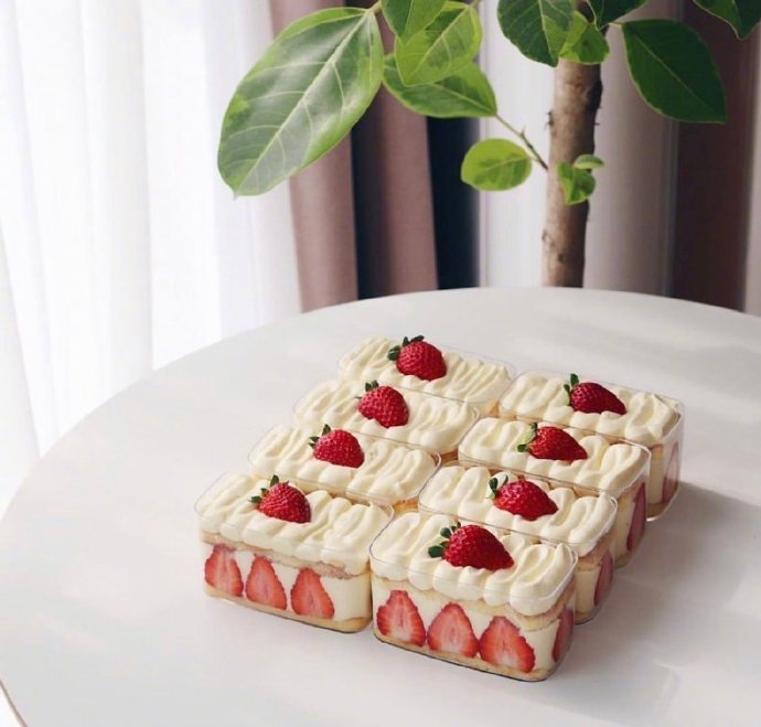 点击大图看下一张：一组草莓杯子蛋糕图片