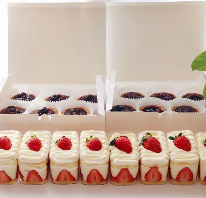 点击大图看下一张：一组草莓杯子蛋糕图片