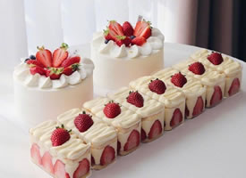 一组草莓杯子蛋糕图片