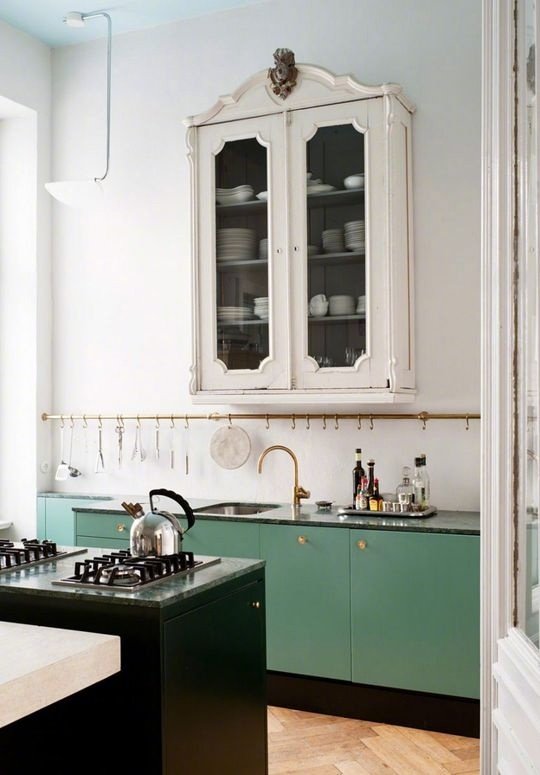 点击大图看下一张：淡绿色的清新厨房系列
