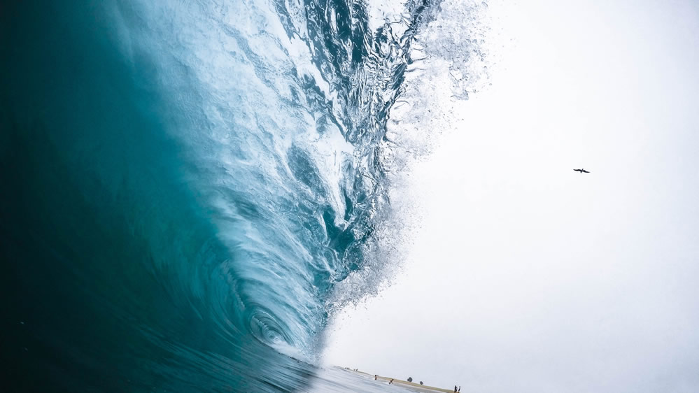 点击大图看下一张：翻滚的巨浪海浪图片