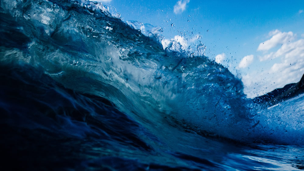 点击大图看下一张：翻滚的巨浪海浪图片