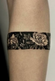 纹身臂环 几款好看的黑灰色手臂臂环纹身图片