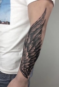 小臂翅膀纹身 小臂位置的9组黑灰翅膀纹身图片