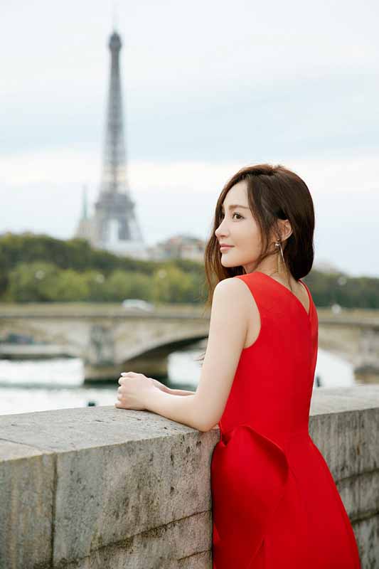 点击大图看下一张：姚笛红裙巴黎街拍性感浪漫高清图片