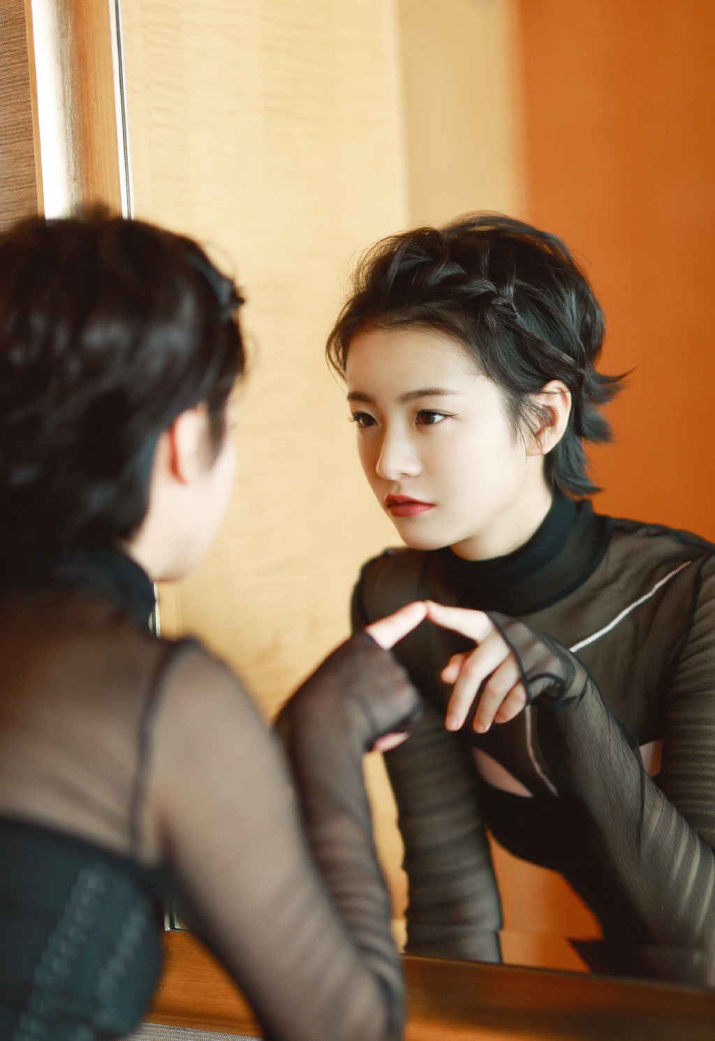 点击大图看下一张：李庚希黑色短裙优雅写真图片