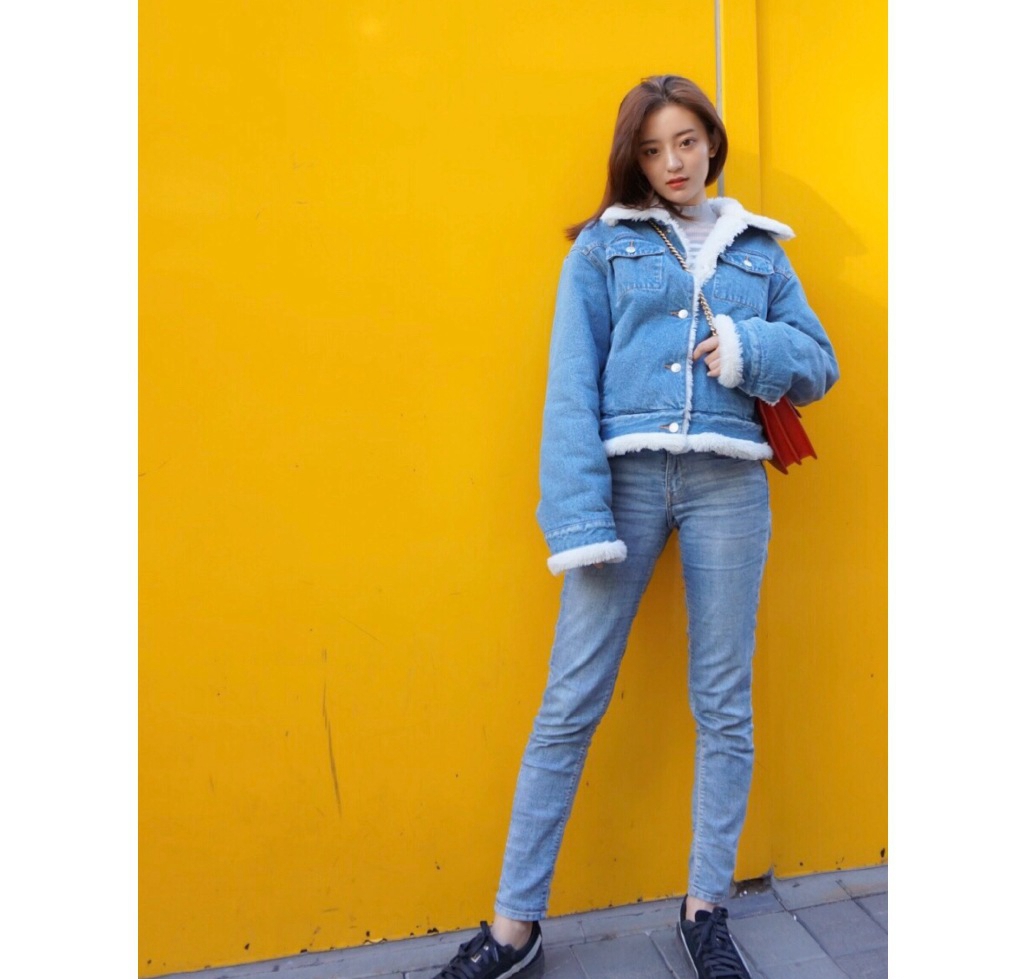 点击大图看下一张：罗予彤甜酷时尚街拍图片