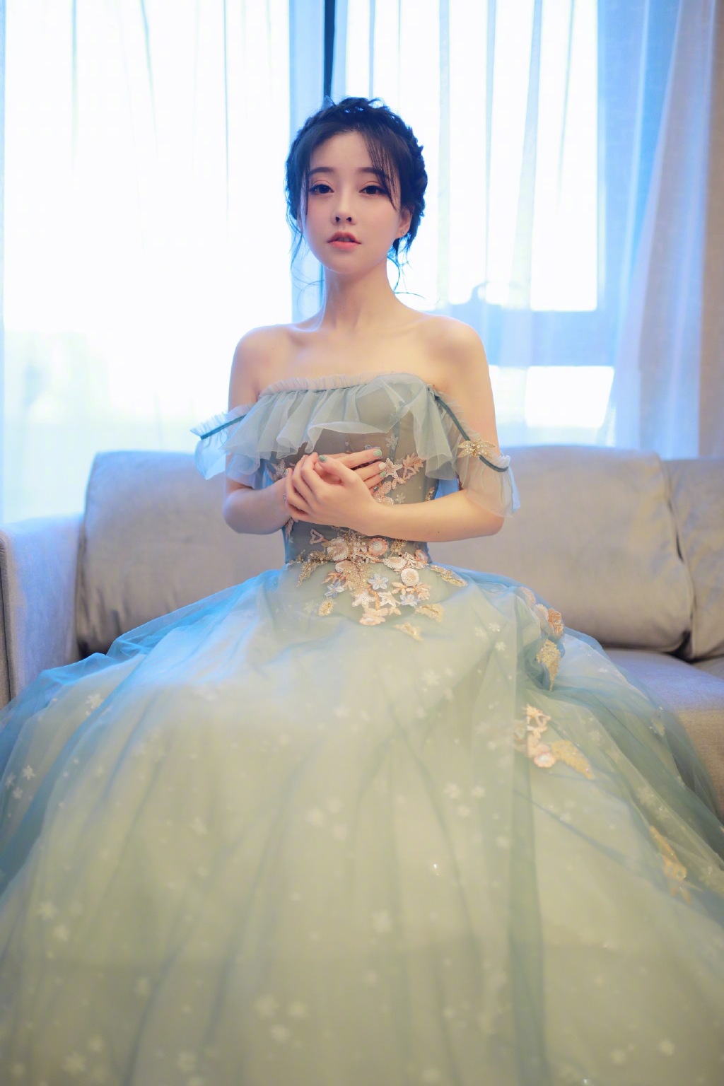 点击大图看下一张：冯提莫雾霾蓝长裙气质写真图片