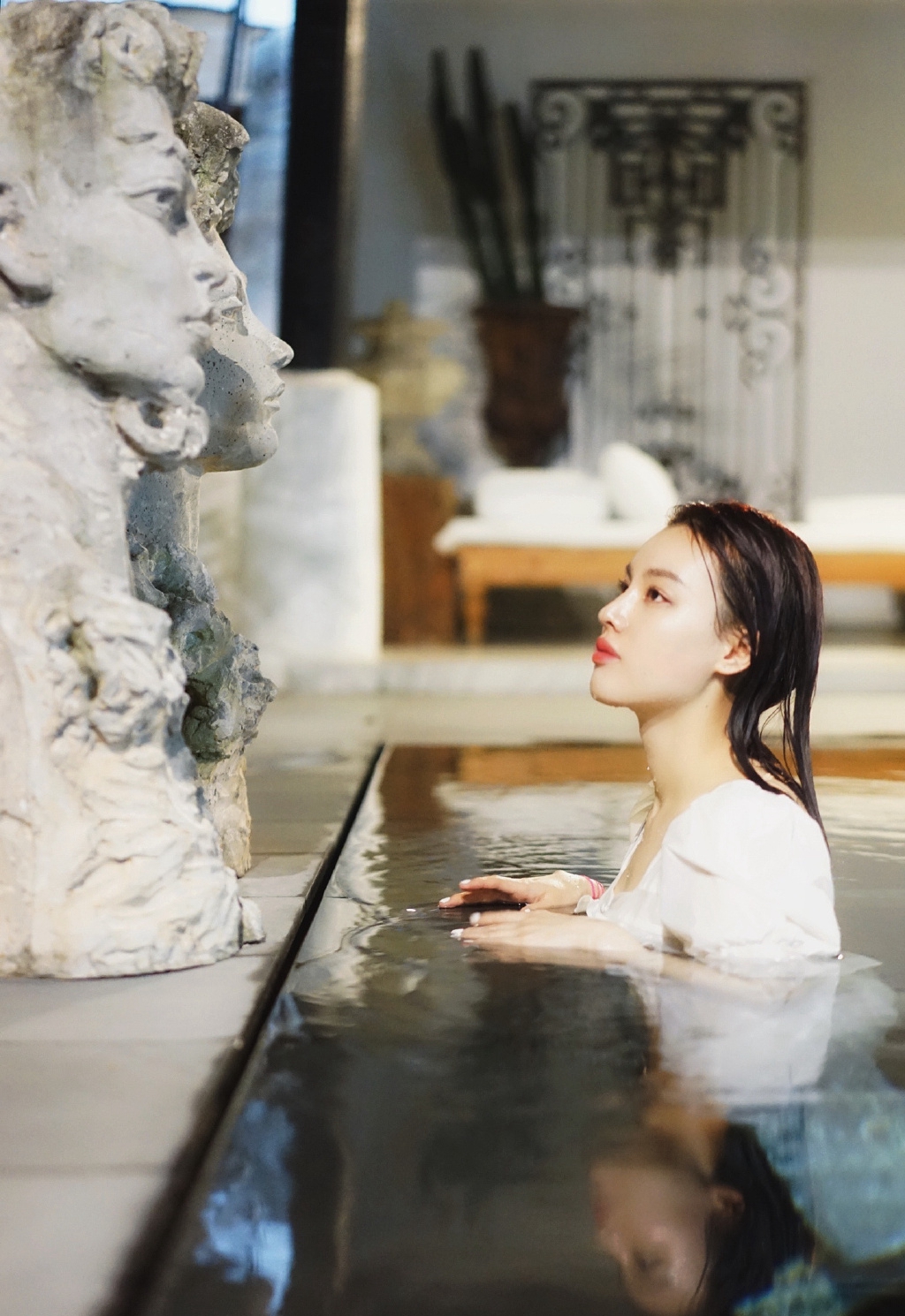 点击大图看下一张：蕙心玥泳池唯美写真图片