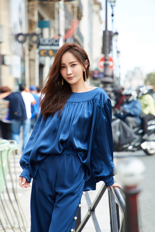 点击大图看下一张：姚笛纯蓝搭配巴黎街拍写真图片