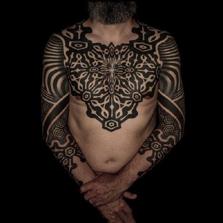 点击大图看下一张：男士大花胸 黑色霸气的9款男性花胸纹身作品图案