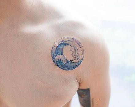点击大图看下一张：小清新的9款海浪浪花纹身图片