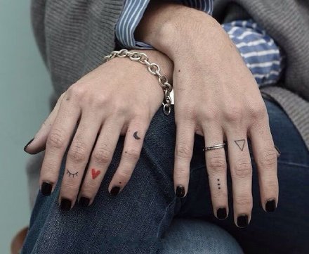 点击大图看下一张：手指小纹身 极简风格的手指头上的小纹身图片