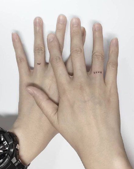 点击大图看下一张：手指小纹身 极简风格的手指头上的小纹身图片