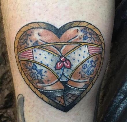 点击大图看下一张：小清新又带点野性的性感小内内心形纹身图片