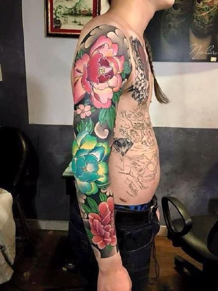 点击大图看下一张：男士花臂纹身 花卉主题的男性大花臂9款纹身作品