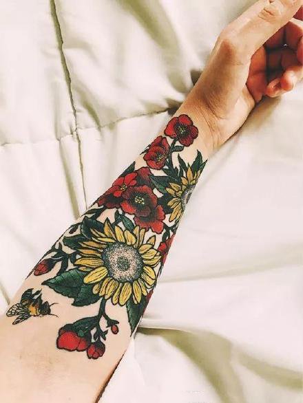 点击大图看下一张：向阳而开的花朵向日葵纹身图案