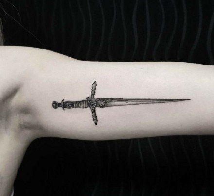点击大图看下一张：9款小黑灰色的刀剑纹身作品图案
