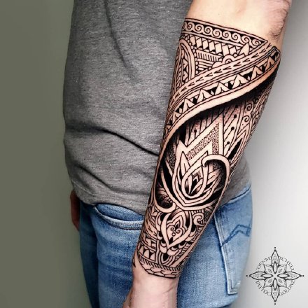 点击大图看下一张：漂亮几何繁花的包臂纹身作品图片