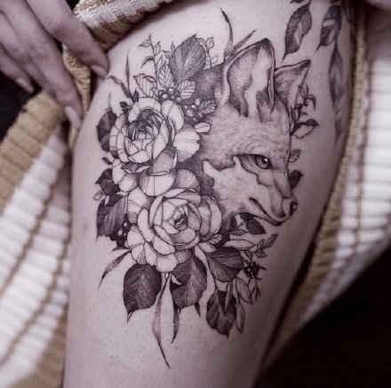 点击大图看下一张：素花和动物搭配的一组创意黑灰纹身作品