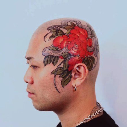 点击大图看下一张：头部纹身 大面积头皮上的一组纹身作品图案