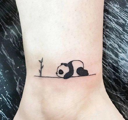 点击大图看下一张：很可爱的一组熊猫主题小纹身图案