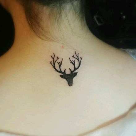 点击大图看下一张：女生后颈背部的小清新鹿头鹿角纹身图案