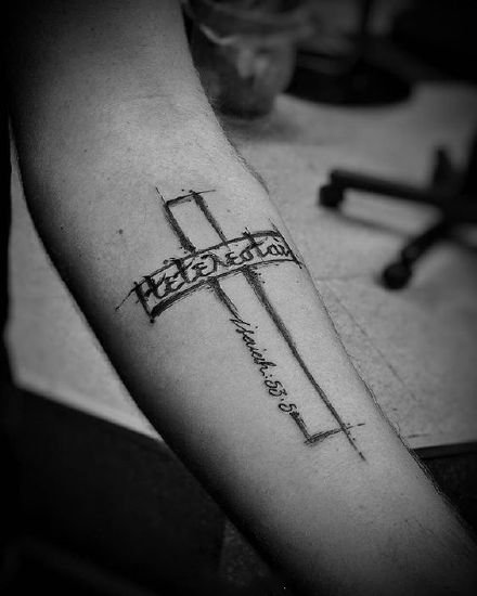 点击大图看下一张：手臂胳膊等位置好看的9款十字架纹身图片