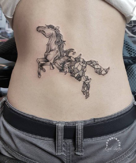 点击大图看下一张：9款动物纹身之小马纹身图案分享