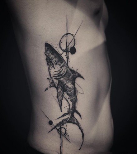 点击大图看下一张：暗黑灰色的9款鲨鱼纹身作品图片