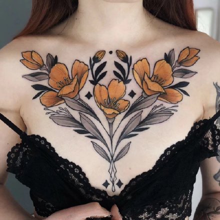 点击大图看下一张：女性胸部性感的黄色花卉纹身作品图片