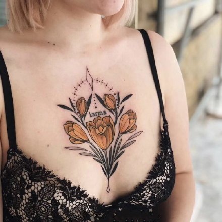 点击大图看下一张：女性胸部性感的黄色花卉纹身作品图片