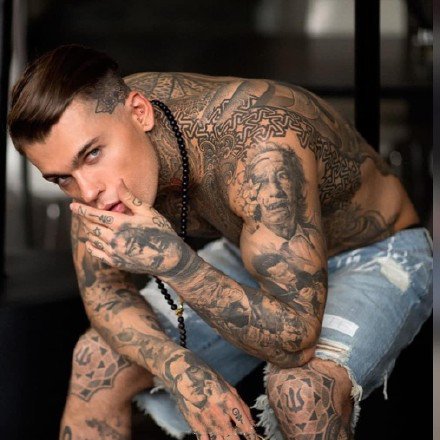 点击大图看下一张：帅气的9张纹身男模特纹身帅哥图片