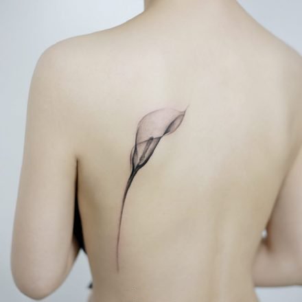 点击大图看下一张：适合女生背部的一组小纹身作品图片
